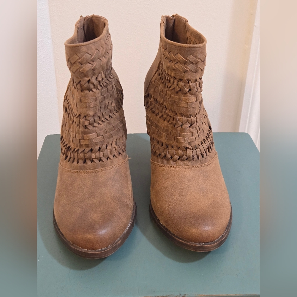 Fergie "Willow" ankle boot. Size 8.5 Brown - Picture 4 of 11